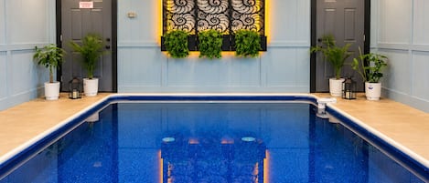 Ein Swimmingpool mit einer Zierwand und zwei Türen.