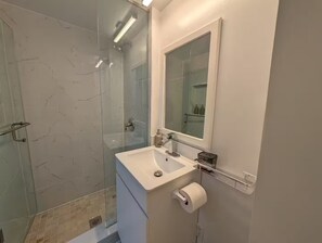 Dusj, hårføner, håndklær og såpe