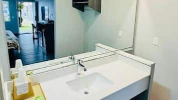 Chambre Double Deluxe | Salle de bain | Baignoire, serviettes fournies, savon, shampoing