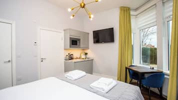 Desk, iron/ironing board, WiFi, bed sheets