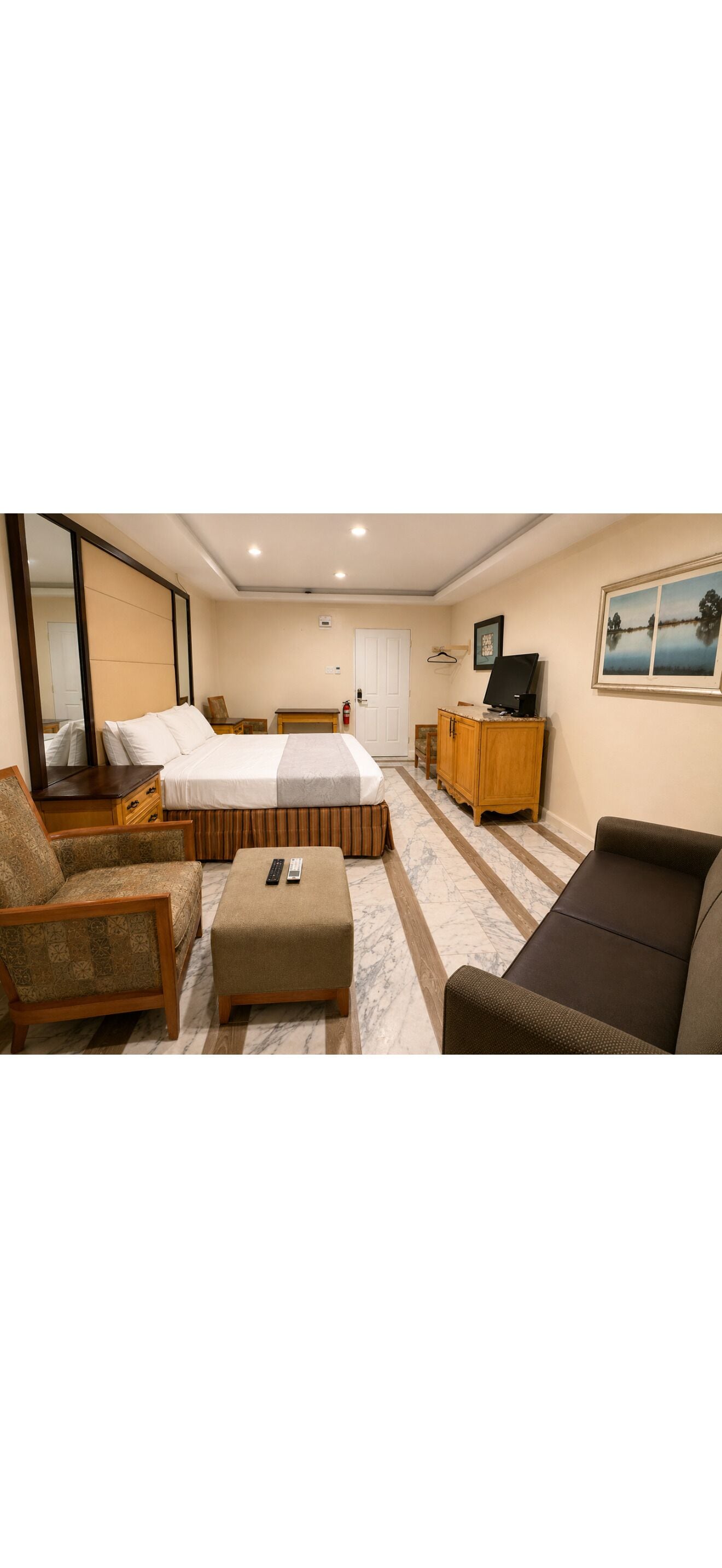 Luxury Studio Suite | Desk, WiFi (free)