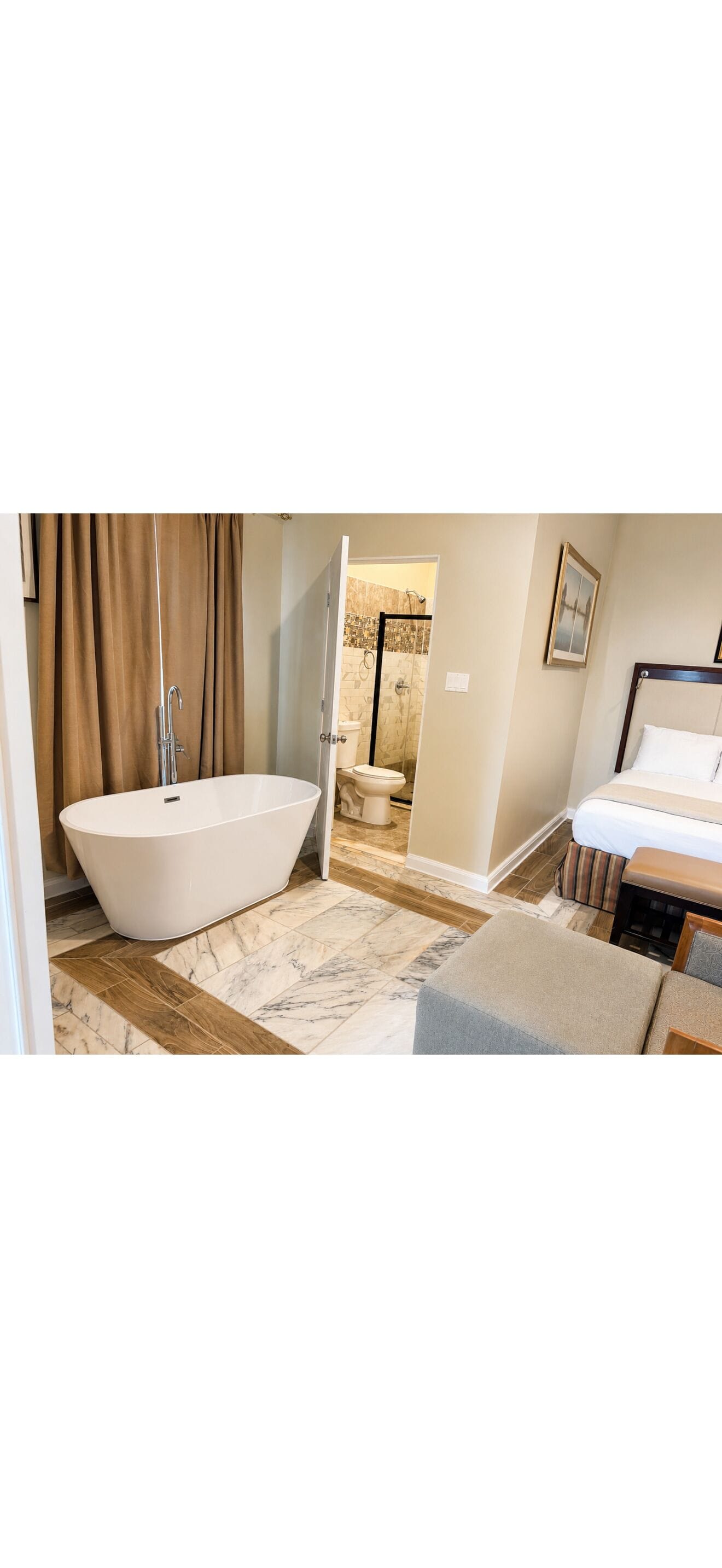 Luxury Suite, City View