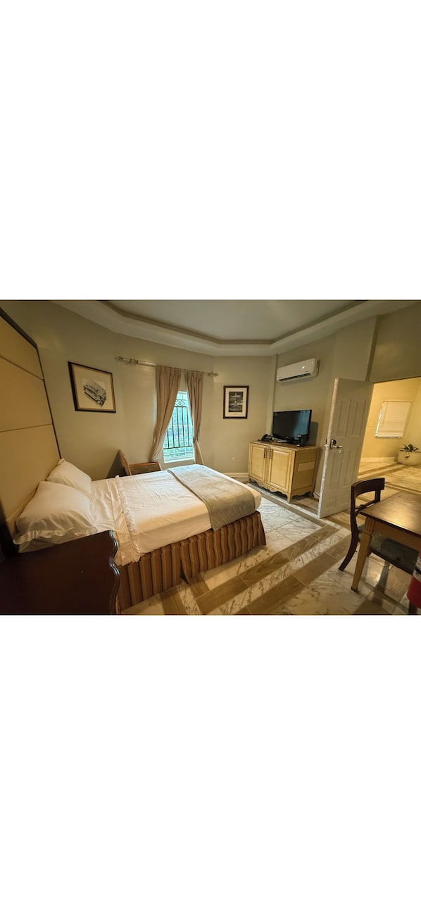 Deluxe Double Room, City View | Desk, WiFi (free) - Richcastle Hotel (Freetown)