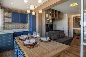 Appartement Premium, 1 lit double et 1 canapé-lit, cuisine, vue ville | Coin séjour
