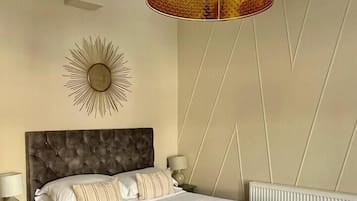 Desk, iron/ironing board, WiFi, bed sheets