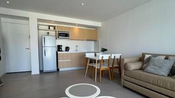 Apartamento conforto, vista para a montanha | Área de estar