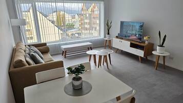 Apartamento conforto, vista para a montanha | Área de estar