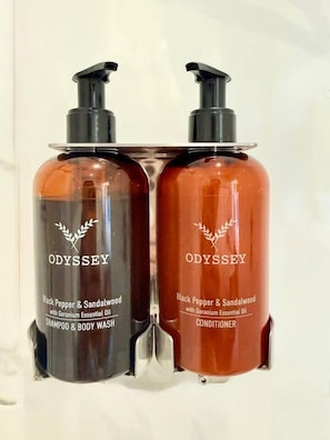Secadora de cabello, toallas, jabón, shampoo 