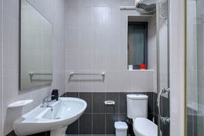 Ein modernes Badezimmer mit Waschbecken, Toilette und Dusche.