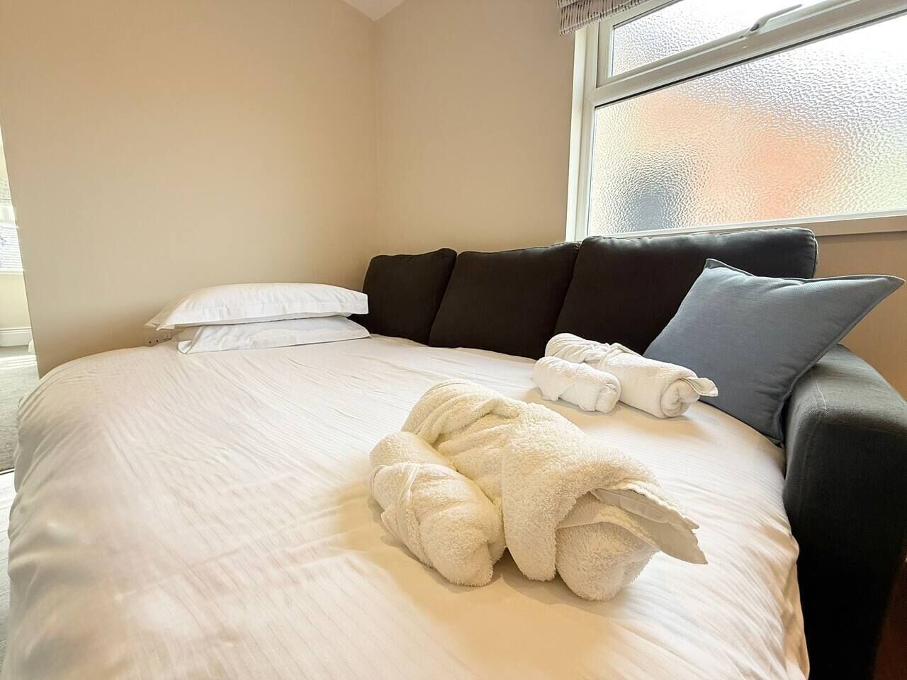 Desk, iron/ironing board, WiFi, bed sheets