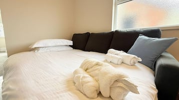 Desk, iron/ironing board, WiFi, bed sheets