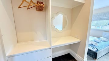 Desk, iron/ironing board, WiFi, bed sheets