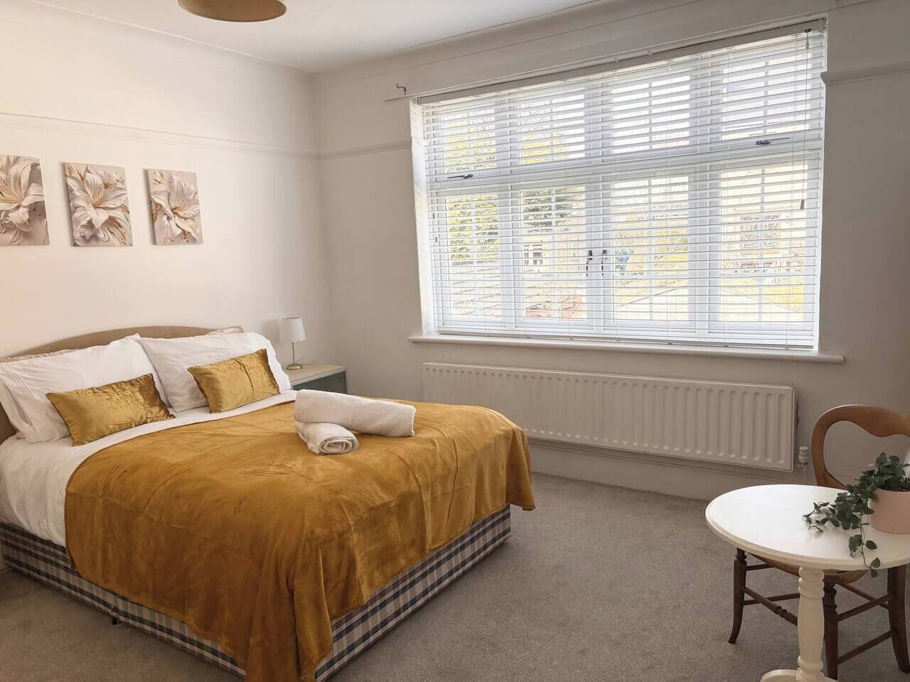 Desk, iron/ironing board, WiFi, bed sheets