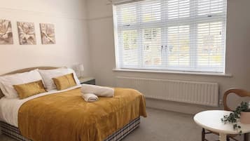 Desk, iron/ironing board, WiFi, bed sheets