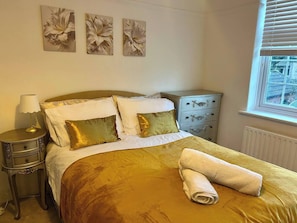 A bedroom with a bed, bedside table, and a window with blinds. - Bens Green, parking, spacious home, near the Peaks (South Yorkshire)