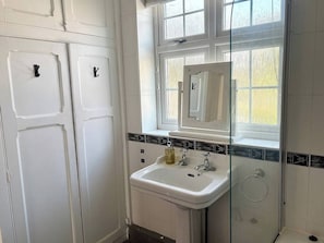 Bathroom - Bens Green, parking, spacious home, near the Peaks (South Yorkshire)