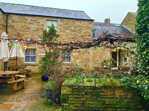 Outdoor dining - Bens Green, parking, spacious home, near the Peaks (South Yorkshire)