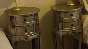 Une chambre d’hôtel avec deux tables de chevet, chacune équipée d’une lampe, un lit et un sol recouvert de moquette.