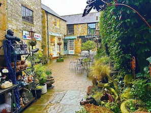 Outdoor dining - Bens Green, parking, spacious home, near the Peaks (South Yorkshire)