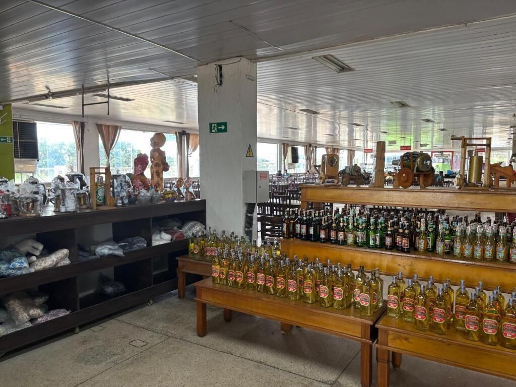 Interior de una tienda con estantes llenos de diversos productos, incluyendo botellas y cajas.