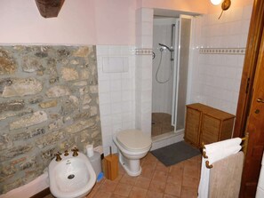 Doccia, asciugacapelli, bidet, asciugamani