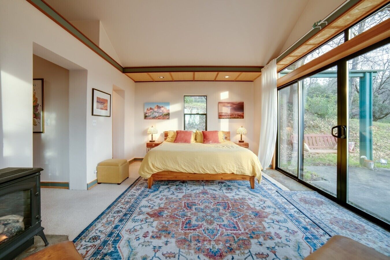 Desk, iron/ironing board, WiFi, bed sheets