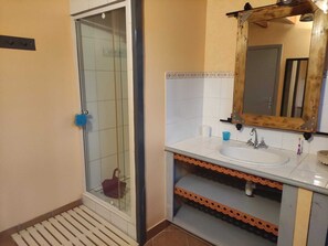 Bathroom - The Little Barn with a Spa and a Night in the Treehouse (Fresnes-Tilloloy)