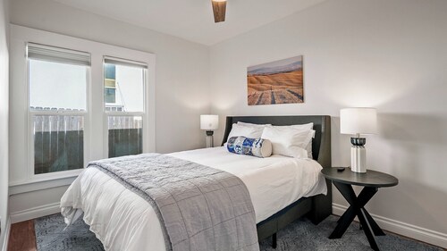 Paso on Oak by Avantstay Cottage-style Home + Full Kitchen + Front Deck Near Downtown