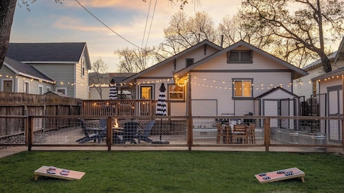 Hideaway on Oak by Avantstay Private Deck + Firepit Walk to Downtown Paso