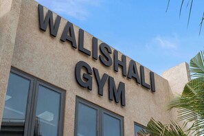 A building with the sign 'WALISHALI GYM' indicating a gym facility. - Sunset Balcony | 3BR | 5-Min Drive to Eagle Beach (Noord)