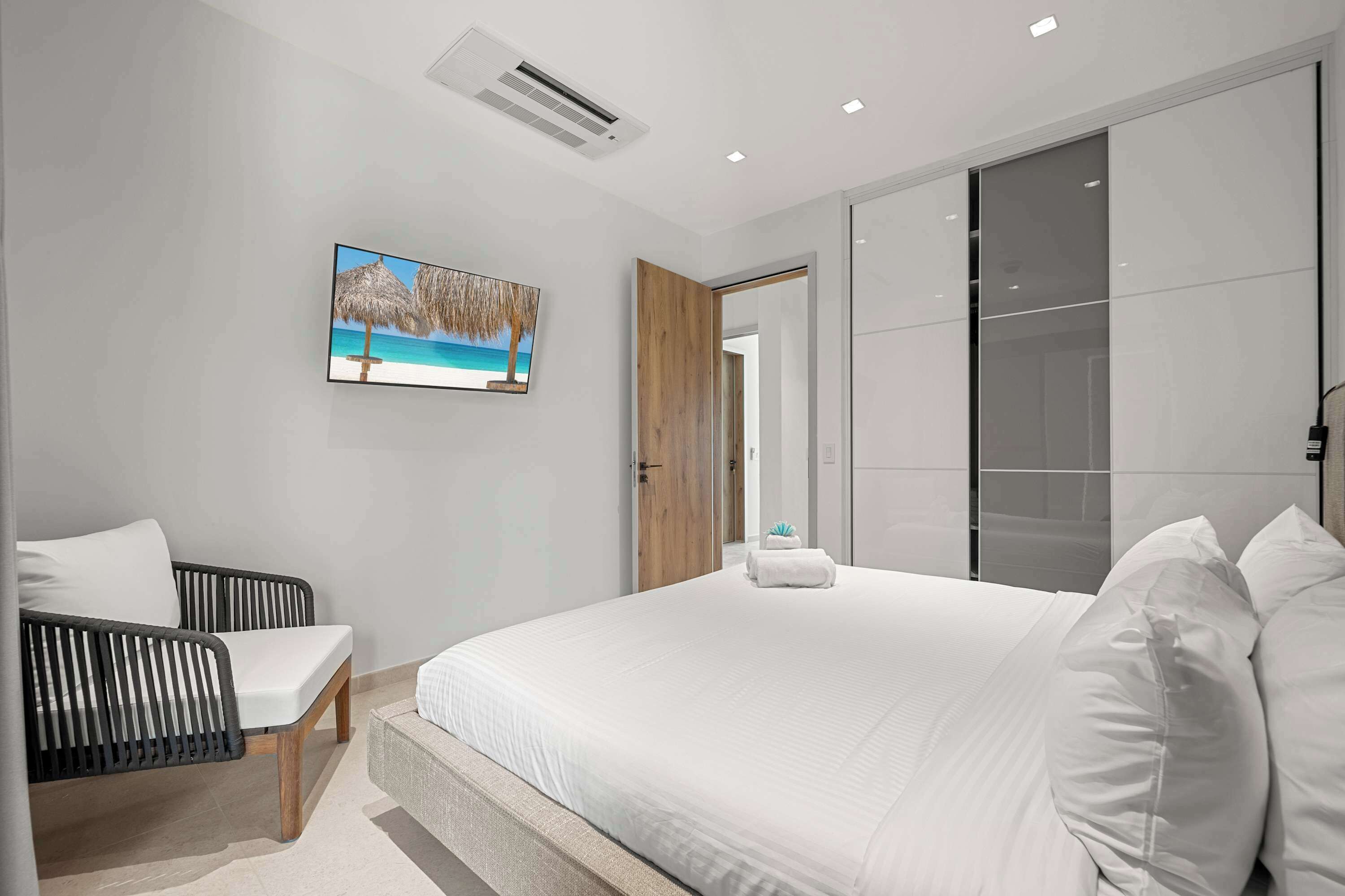 Iron/ironing board, WiFi, bed sheets
