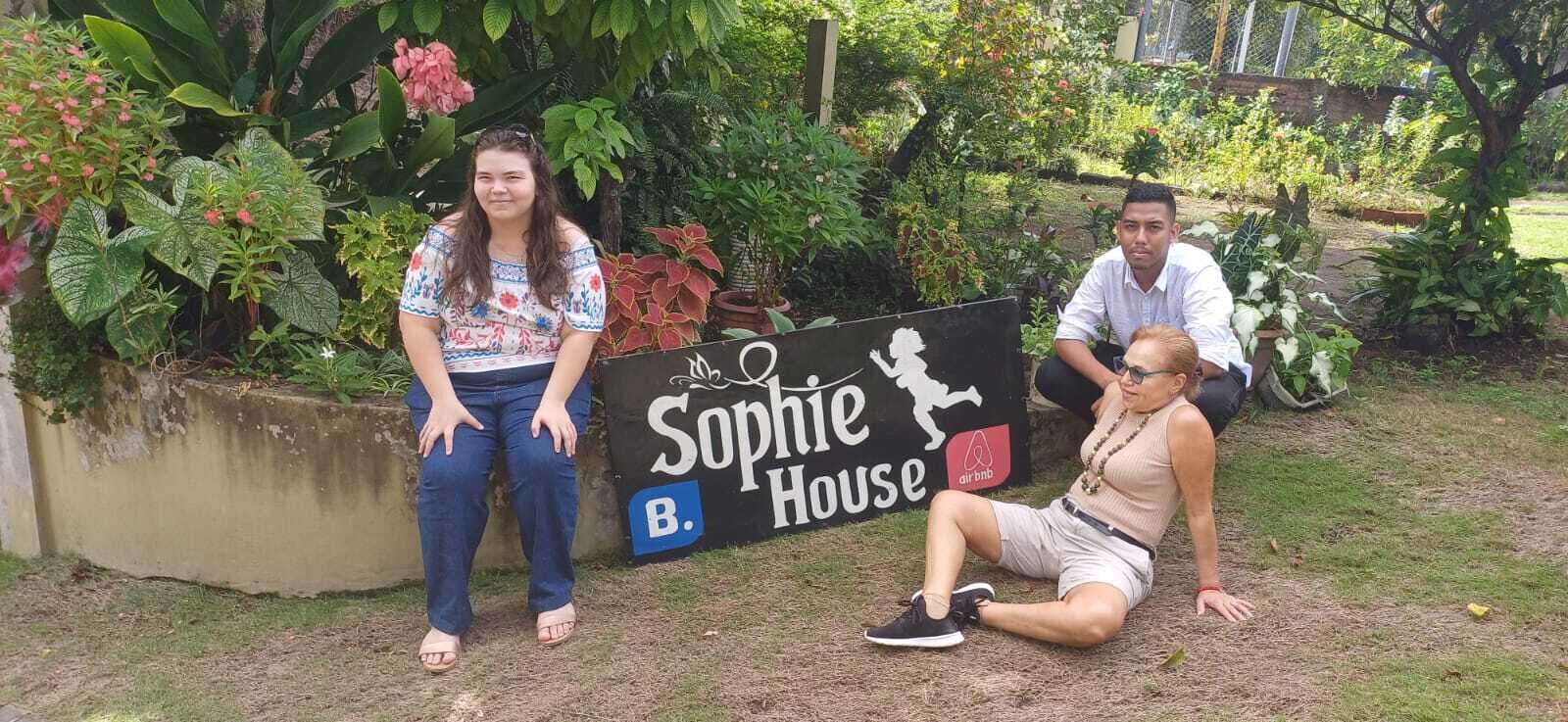 Letrero que dice 'Sophie House', con un logotipo y la silueta de un caballo.