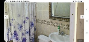 Phòng 2 giường đơn cơ bản | Phòng tắm | Buồng tắm vòi sen, khăn tắm, xà phòng, giấy vệ sinh