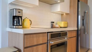 Una cocina moderna con cafetera, tostadora y horno.