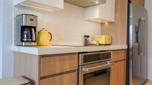 Eine moderne Küche mit Kaffeemaschine, Toaster und Backofen.