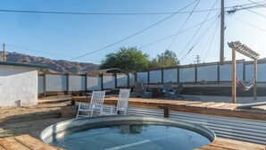 Outdoor spa tub - Oasis Dream: Pet-Friendly Hot Tub, Cold Plunge, EV Charger & Stargazing (Twentynine Palms)
