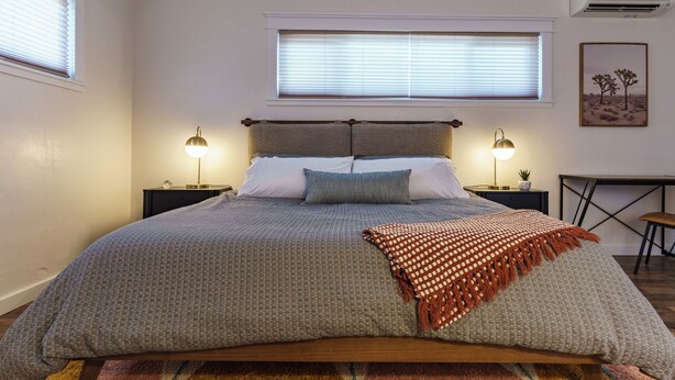Room - Oasis Dream: Pet-Friendly Hot Tub, Cold Plunge, EV Charger & Stargazing (Twentynine Palms)