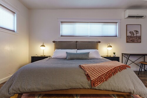Oasis Dream: Pet-Friendly Hot Tub, Cold Plunge, EV Charger & Stargazing