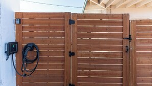 Property grounds - Oasis Dream: Pet-Friendly Hot Tub, Cold Plunge, EV Charger & Stargazing (Twentynine Palms)