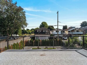 A residential area with houses, a fenced yard, and a clear sky. - Newly renovated 6-bedroom 6BA house with AC in central Vancouver (Vancouver)