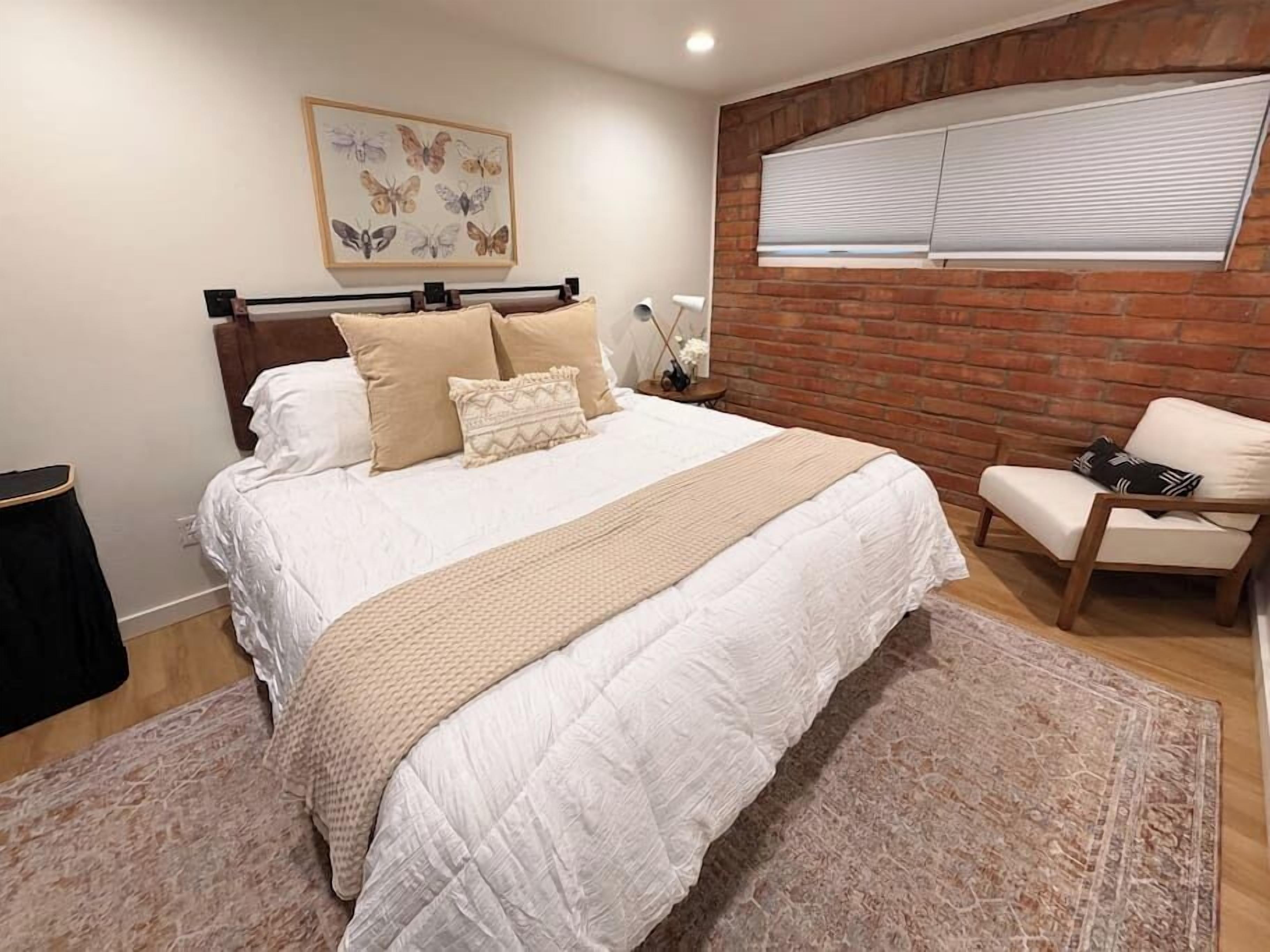 Desk, iron/ironing board, WiFi, bed sheets