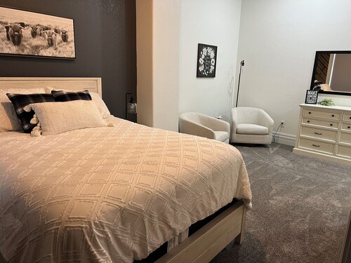 Adorable 2-bedroom apartment with jetted Jacuzzi tub adjacent to Coffee Shop!