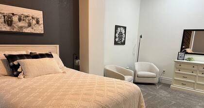 Adorable 2-bedroom apartment with jetted Jacuzzi tub adjacent to Coffee Shop!