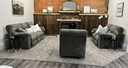 Adorable 2-bedroom apartment with jetted Jacuzzi tub adjacent to Coffee Shop!
