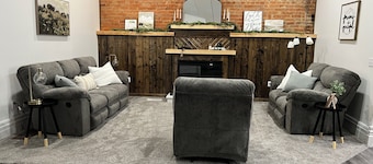 Adorable 2-bedroom apartment with jetted Jacuzzi tub adjacent to Coffee Shop!
