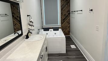 Douche, baignoire à jets, serviettes fournies, savon