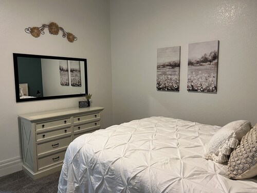 Adorable 2-bedroom apartment with jetted Jacuzzi tub adjacent to Coffee Shop!