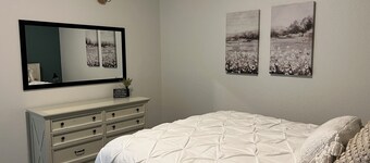 Adorable 2-bedroom apartment with jetted Jacuzzi tub adjacent to Coffee Shop!