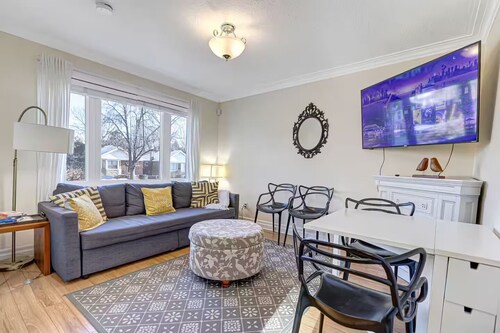 Urban Oasis • 1 Min to Subway DT & YYZ •5 Parking