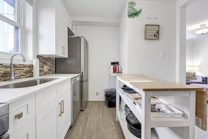 Private kitchen - Urban Oasis • 1 Min to Subway DT & YYZ •5 Parking (Toronto)
